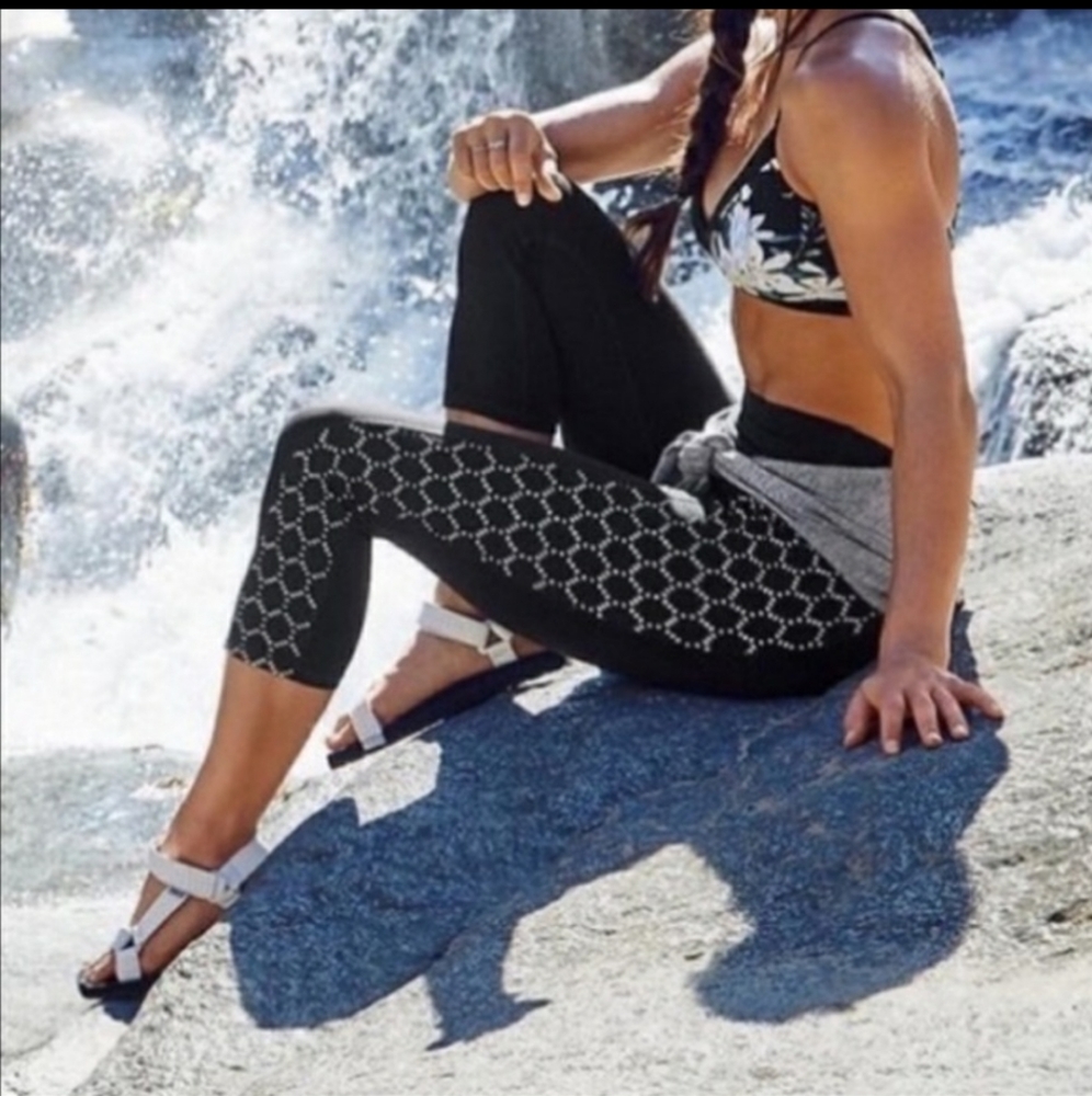 Athleta chaturanga capri legging laser cut eyelet details‎ black size xs